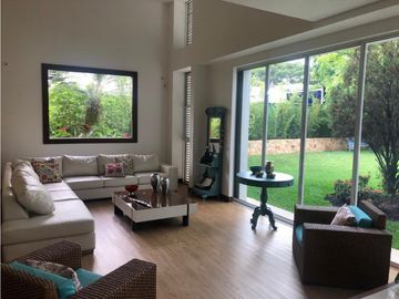 CASA CON PISCINA Y JACUZZI RODEADA DE VERDE EN UNIDAD CERRADA