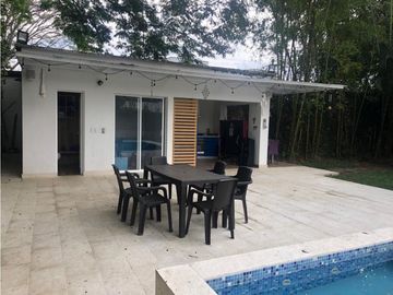 CASA CON PISCINA Y JACUZZI RODEADA DE VERDE EN UNIDAD CERRADA
