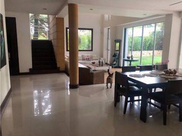 CASA CON PISCINA Y JACUZZI RODEADA DE VERDE EN UNIDAD CERRADA