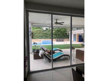 CASA CON PISCINA Y JACUZZI RODEADA DE VERDE EN UNIDAD CERRADA