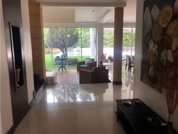 CASA CON PISCINA Y JACUZZI RODEADA DE VERDE EN UNIDAD CERRADA