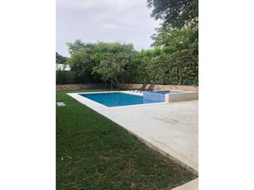 CASA CON PISCINA Y JACUZZI RODEADA DE VERDE EN UNIDAD CERRADA