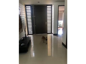 CASA CON PISCINA Y JACUZZI RODEADA DE VERDE EN UNIDAD CERRADA