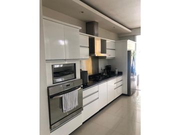 CASA CON PISCINA Y JACUZZI RODEADA DE VERDE EN UNIDAD CERRADA