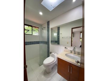CASA CAMPESTRE CON AMPLIOS ESPACIOS  EN UNIDAD CERRADA