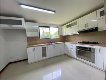 CASA CAMPESTRE CON AMPLIOS ESPACIOS  EN UNIDAD CERRADA