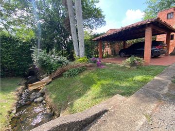 CASA CAMPESTRE CON AMPLIOS ESPACIOS  EN UNIDAD CERRADA