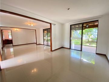 CASA CAMPESTRE CON AMPLIOS ESPACIOS  EN UNIDAD CERRADA
