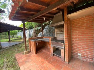 CASA CAMPESTRE CON AMPLIOS ESPACIOS  EN UNIDAD CERRADA