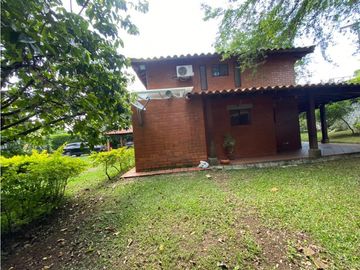 CASA CAMPESTRE CON AMPLIOS ESPACIOS  EN UNIDAD CERRADA