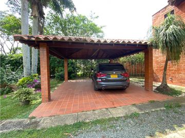 CASA CAMPESTRE CON AMPLIOS ESPACIOS  EN UNIDAD CERRADA