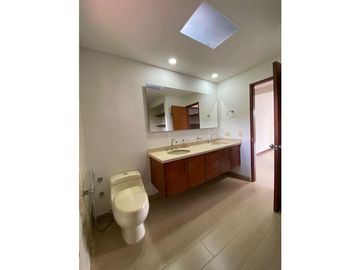 CASA CAMPESTRE CON AMPLIOS ESPACIOS  EN UNIDAD CERRADA