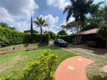 CASA CAMPESTRE CON AMPLIOS ESPACIOS  EN UNIDAD CERRADA