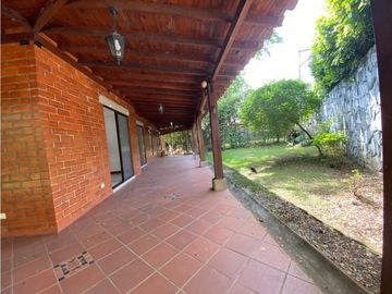 CASA CAMPESTRE CON AMPLIOS ESPACIOS  EN UNIDAD CERRADA