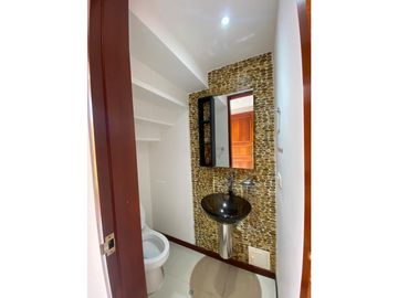 CASA CAMPESTRE CON AMPLIOS ESPACIOS  EN UNIDAD CERRADA