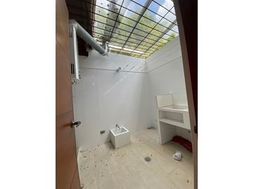 CASA CAMPESTRE CON AMPLIOS ESPACIOS  EN UNIDAD CERRADA