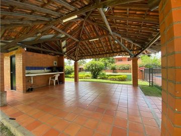 CASA CAMPESTRE CON AMPLIOS ESPACIOS  EN UNIDAD CERRADA