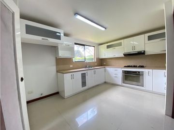 CASA CAMPESTRE CON AMPLIOS ESPACIOS  EN UNIDAD CERRADA