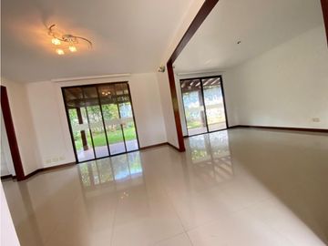 CASA CAMPESTRE CON AMPLIOS ESPACIOS  EN UNIDAD CERRADA
