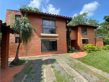 CASA CAMPESTRE CON AMPLIOS ESPACIOS  EN UNIDAD CERRADA