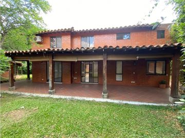 CASA CAMPESTRE CON AMPLIOS ESPACIOS  EN UNIDAD CERRADA