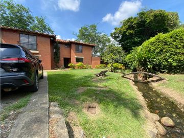 CASA CAMPESTRE CON AMPLIOS ESPACIOS  EN UNIDAD CERRADA