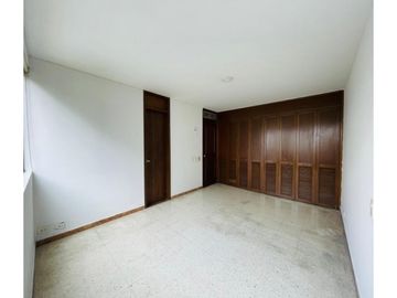 APARTAMENTO CON VISTA A LA CIUDAD Y AMPLIOS ESPACIOS