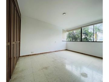 APARTAMENTO CON VISTA A LA CIUDAD Y AMPLIOS ESPACIOS