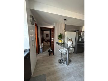 AMPLIO APARTAMENTO CON VISTA A LA CIUDAD Y A LAS MONTAÑAS