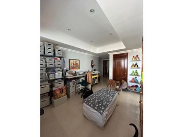 AMPLIO APARTAMENTO CON VISTA A LA CIUDAD Y A LAS MONTAÑAS
