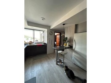 AMPLIO APARTAMENTO CON VISTA A LA CIUDAD Y A LAS MONTAÑAS