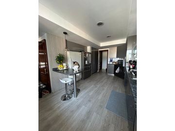AMPLIO APARTAMENTO CON VISTA A LA CIUDAD Y A LAS MONTAÑAS
