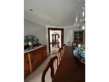 AMPLIO APARTAMENTO CON VISTA A LA CIUDAD Y A LAS MONTAÑAS