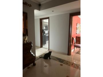 AMPLIO APARTAMENTO CON VISTA A LA CIUDAD Y A LAS MONTAÑAS
