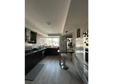 AMPLIO APARTAMENTO CON VISTA A LA CIUDAD Y A LAS MONTAÑAS