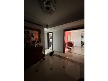 AMPLIO APARTAMENTO CON VISTA A LA CIUDAD Y A LAS MONTAÑAS