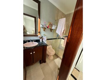 AMPLIO APARTAMENTO CON VISTA A LA CIUDAD Y A LAS MONTAÑAS