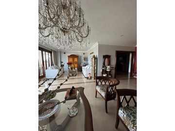 AMPLIO APARTAMENTO CON VISTA A LA CIUDAD Y A LAS MONTAÑAS