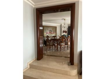 AMPLIO APARTAMENTO CON VISTA A LA CIUDAD Y A LAS MONTAÑAS