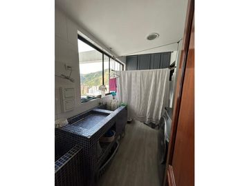 AMPLIO APARTAMENTO CON VISTA A LA CIUDAD Y A LAS MONTAÑAS