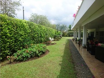 CASA CAMPESTRE CON AMPLIOS ESPACIOS