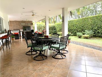 CASA CAMPESTRE CON AMPLIOS ESPACIOS