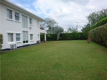 CASA CAMPESTRE CON AMPLIOS ESPACIOS