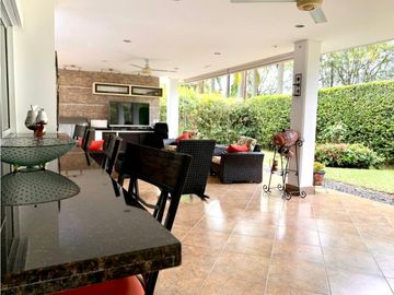 CASA CAMPESTRE CON AMPLIOS ESPACIOS