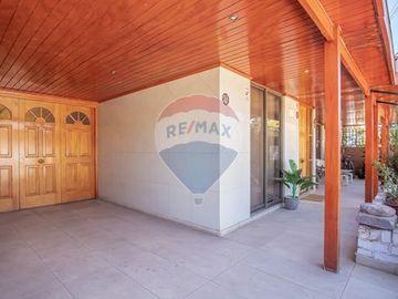 Amplia Casa Rebajada con Piscina