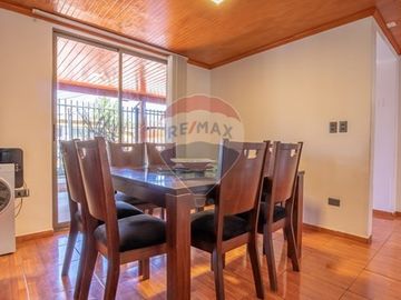 Amplia Casa Rebajada con Piscina
