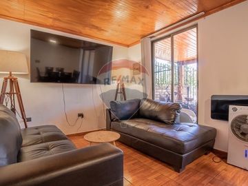 Amplia Casa Rebajada con Piscina