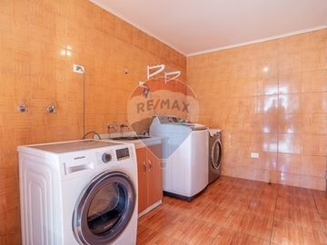 Amplia Casa Rebajada con Piscina
