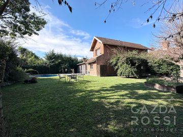 Casa con piscina en Campos De Echeverria