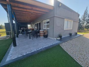 Casa Quinta en venta - 4 Dormitorios 4 Baños - Coronel Brandsen
